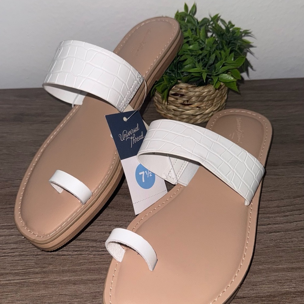 Women's Juno Toe Ring Flat Sandals - Universal Thread™ - Picture 2 of 2